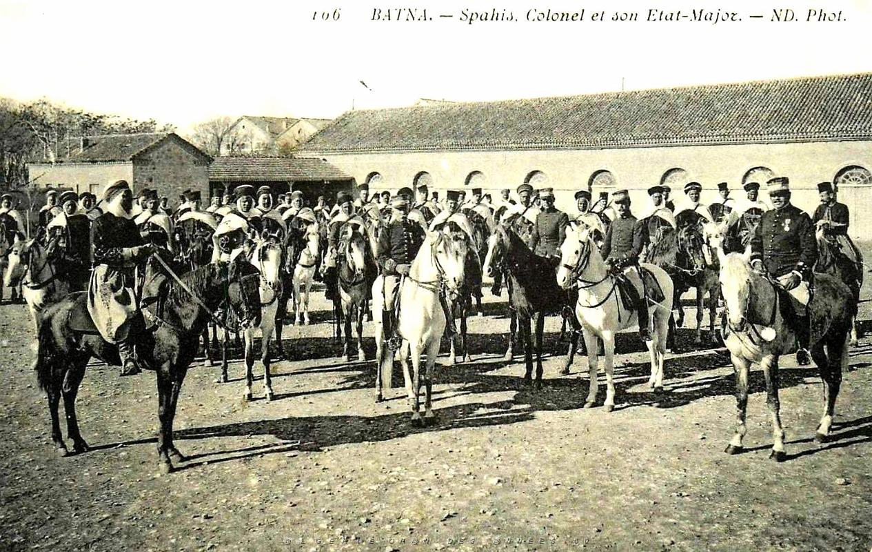Batna - Spahis - Le Colonel et son Etat-Major.jpg